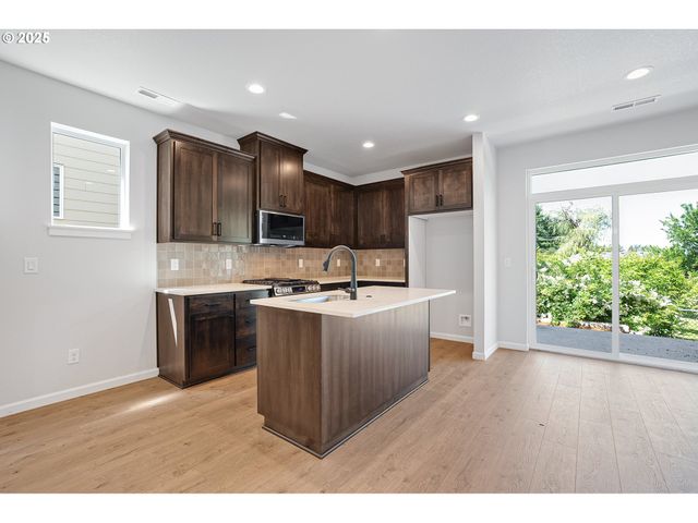 195 Se ACACIA Dr, Gresham, OR 97080