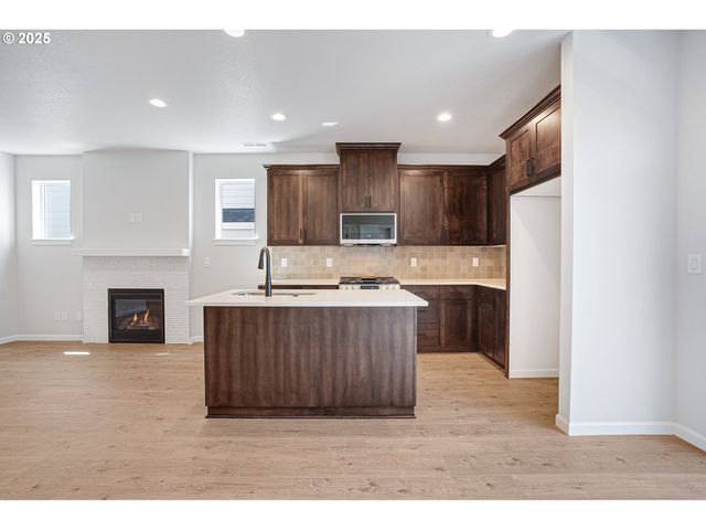 195 Se ACACIA Dr, Gresham, OR 97080