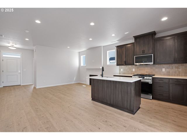 195 Se ACACIA Dr, Gresham, OR 97080