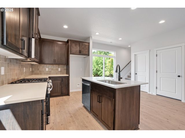 195 Se ACACIA Dr, Gresham, OR 97080