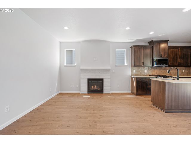 195 Se ACACIA Dr, Gresham, OR 97080