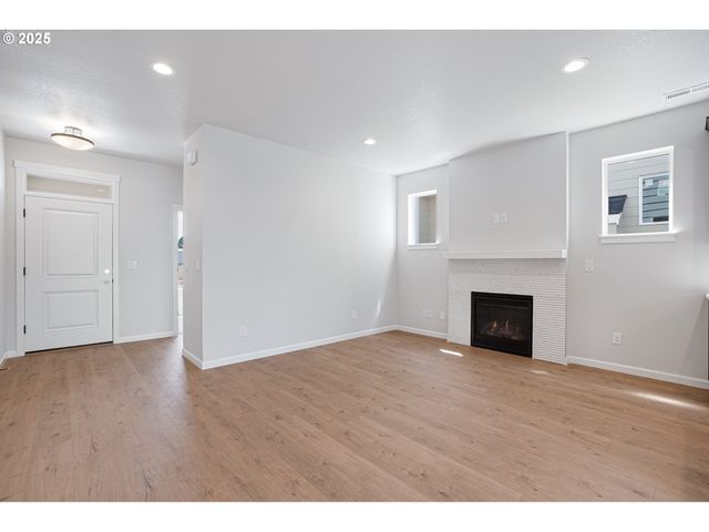 195 Se ACACIA Dr, Gresham, OR 97080