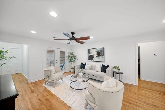 1526 Du Barry Lane, Houston, TX 77018