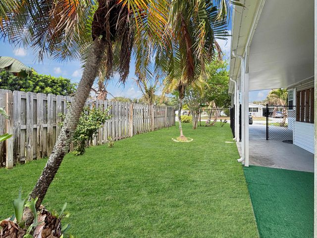 7568 SE Swan Avenue, Hobe Sound, FL 33455