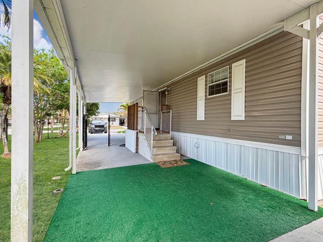 7568 SE Swan Avenue, Hobe Sound, FL 33455