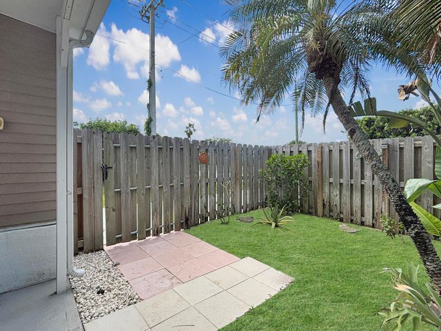 7568 SE Swan Avenue, Hobe Sound, FL 33455