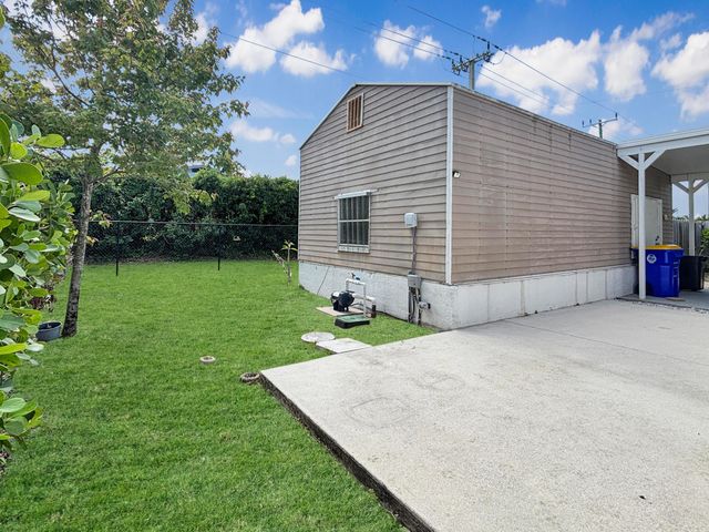 7568 SE Swan Avenue, Hobe Sound, FL 33455