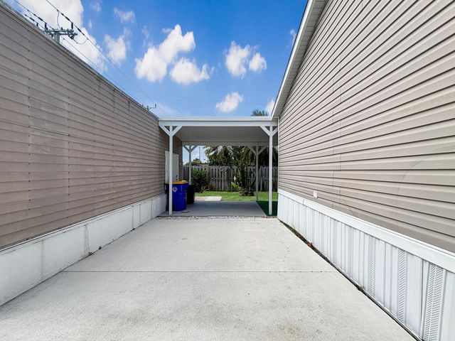 7568 SE Swan Avenue, Hobe Sound, FL 33455