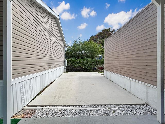 7568 SE Swan Avenue, Hobe Sound, FL 33455