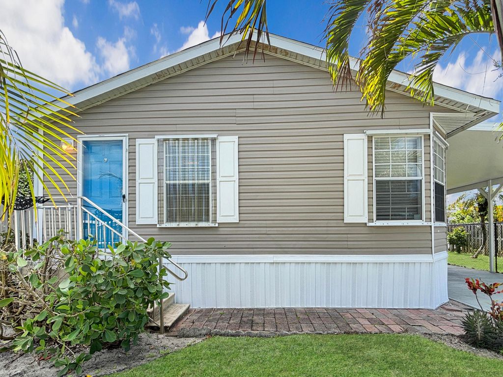 7568 SE Swan Avenue, Hobe Sound, FL 33455