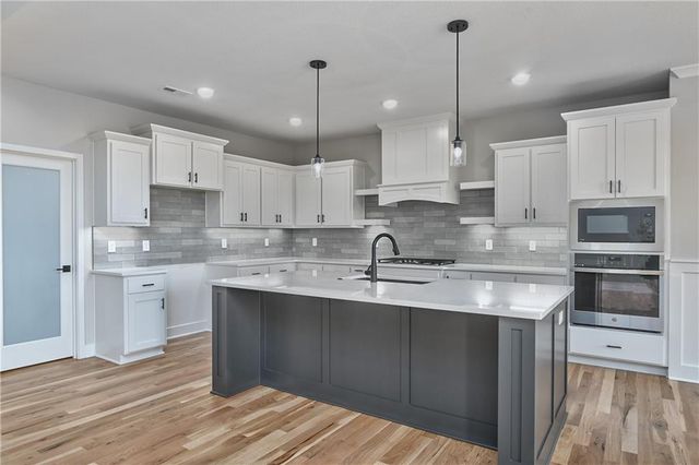 6010 Apache Drive, Shawnee, KS 66226
