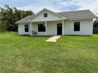 121 High ST, Smithville, TX 78957