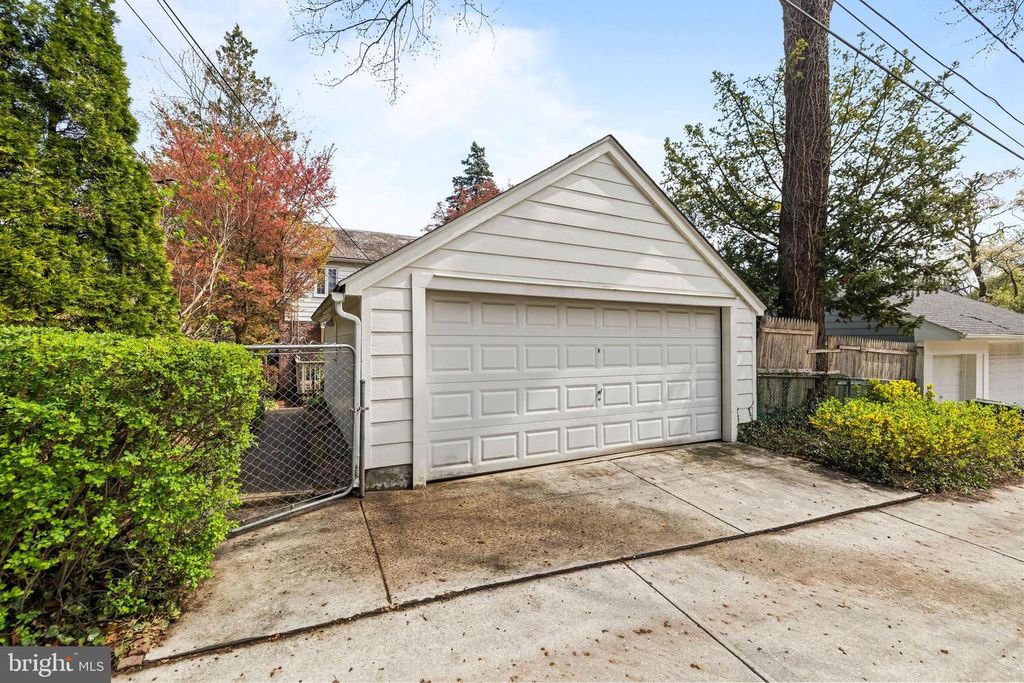 Image 32 of property listing at 4408 SEDGWICK RD, Baltimore, MD 21210