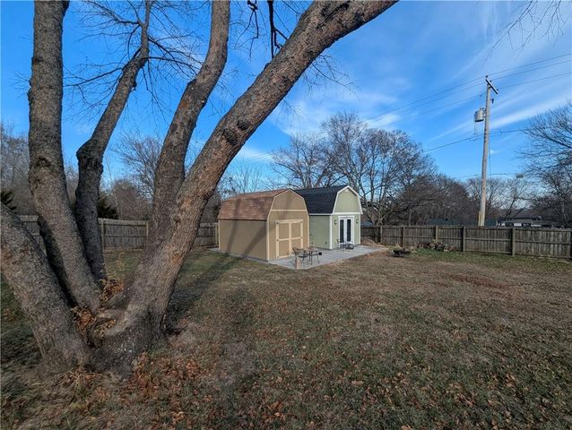 15601 White Drive, Belton, MO 64012