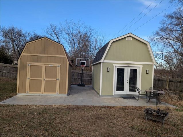 15601 White Drive, Belton, MO 64012