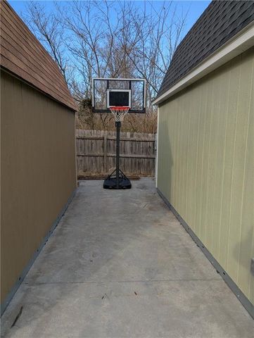 15601 White Drive, Belton, MO 64012