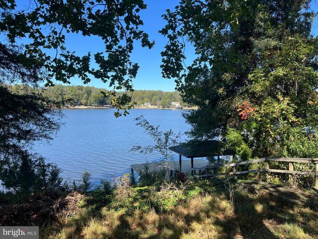 1134 S LAKESHORE DR, Louisa, VA 23093