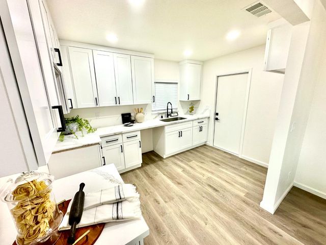 2087 W Mendocino Ave, Stockton, CA 95204