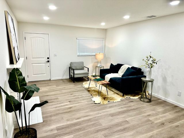 2087 W Mendocino Ave, Stockton, CA 95204