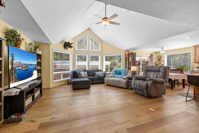 8081 W Evans Creek Road, Rogue River, OR 97537