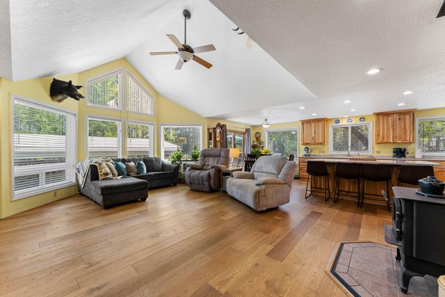 8081 W Evans Creek Road, Rogue River, OR 97537