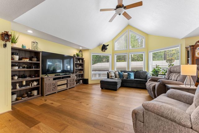 8081 W Evans Creek Road, Rogue River, OR 97537