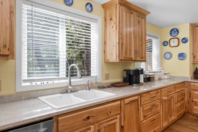 8081 W Evans Creek Road, Rogue River, OR 97537