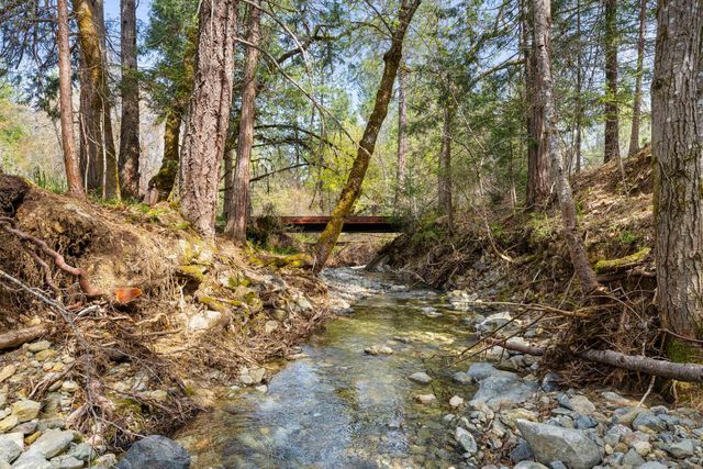 8081 W Evans Creek Road, Rogue River, OR 97537