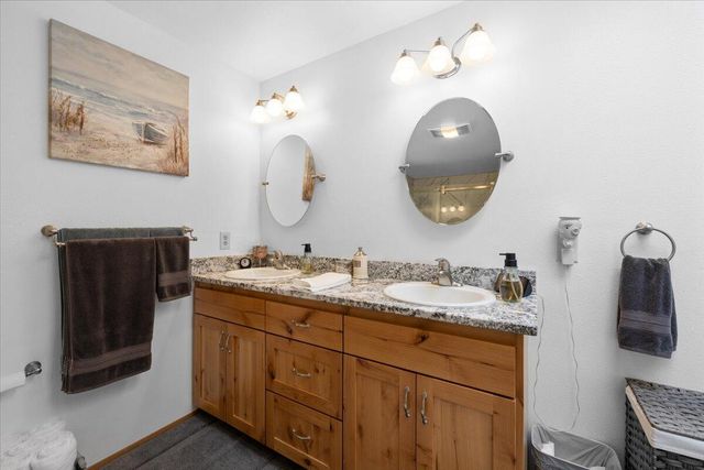 8081 W Evans Creek Road, Rogue River, OR 97537