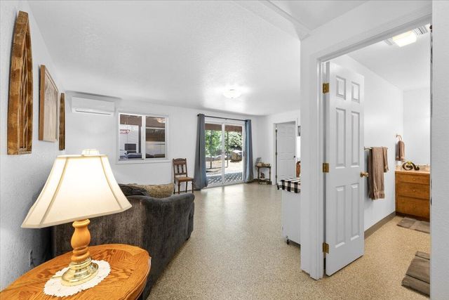 8081 W Evans Creek Road, Rogue River, OR 97537