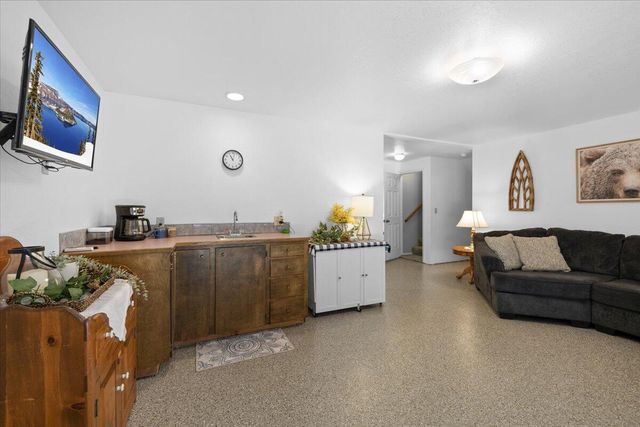 8081 W Evans Creek Road, Rogue River, OR 97537