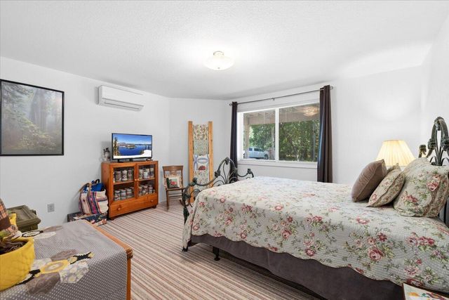 8081 W Evans Creek Road, Rogue River, OR 97537