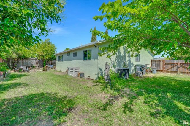 800 Spoonbill Ln, Suisun City, CA 94585