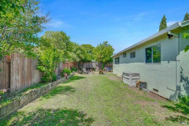 800 Spoonbill Ln, Suisun City, CA 94585