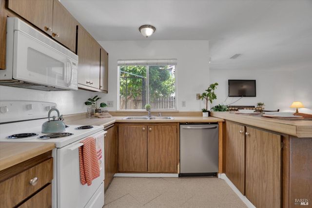 800 Spoonbill Ln, Suisun City, CA 94585