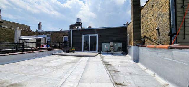 3816 W Montrose Avenue, Chicago, IL 60618