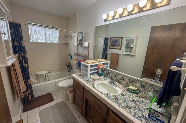 1250 N Mckinley Court, Dinuba, CA 93618