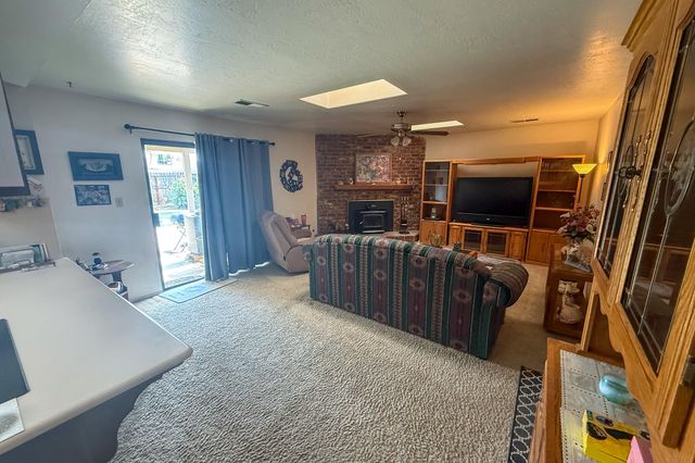 1250 N Mckinley Court, Dinuba, CA 93618