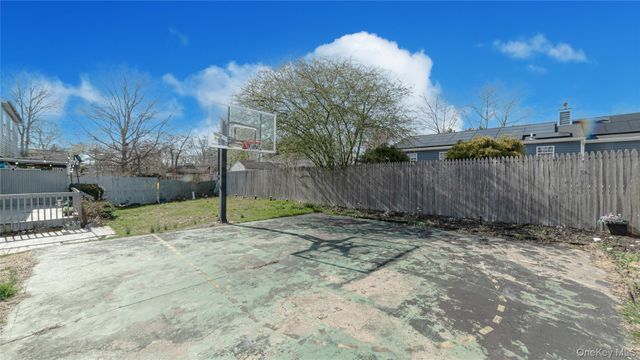 44 Oak Street, Central Islip, NY 11722