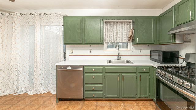 44 Oak Street, Central Islip, NY 11722