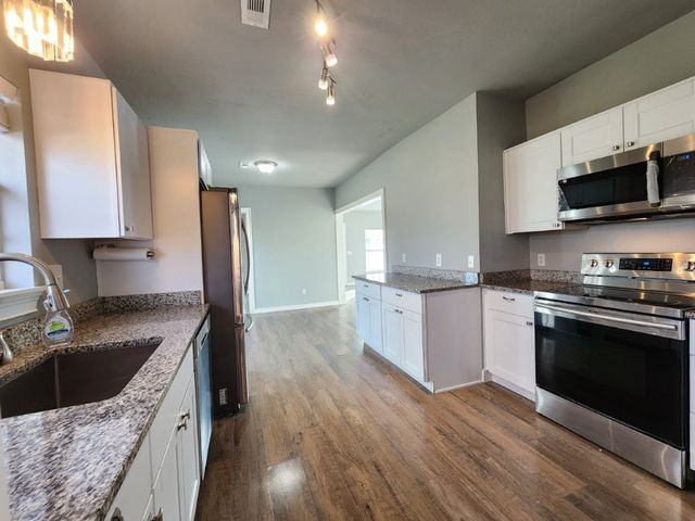 7642 SW Regional Airport Boulevard, Bentonville, AR 72713