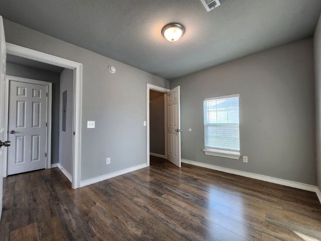 7642 SW Regional Airport Boulevard, Bentonville, AR 72713