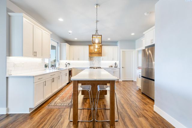 2317 W 50th Ave, Kennewick, WA 99337