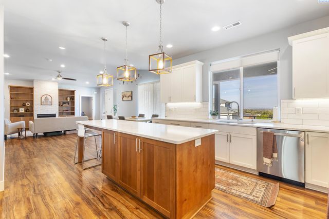 2317 W 50th Ave, Kennewick, WA 99337