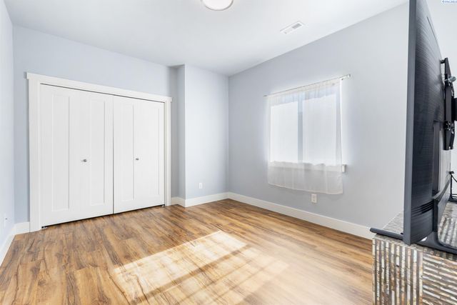 2317 W 50th Ave, Kennewick, WA 99337