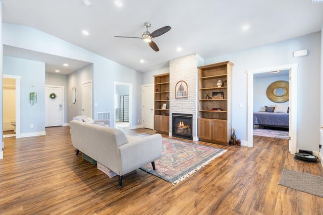 2317 W 50th Ave, Kennewick, WA 99337