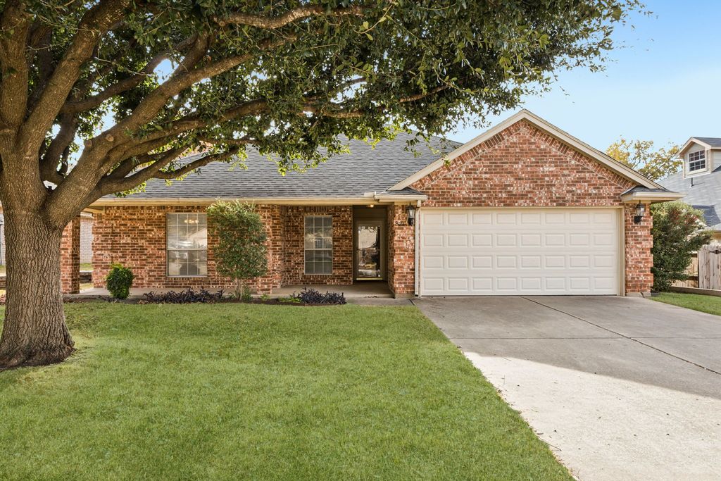 821 Willow Court, Saginaw, TX 76179