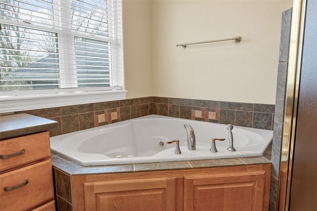 3991 NE Roberts Ridge, Iowa City, IA 52240