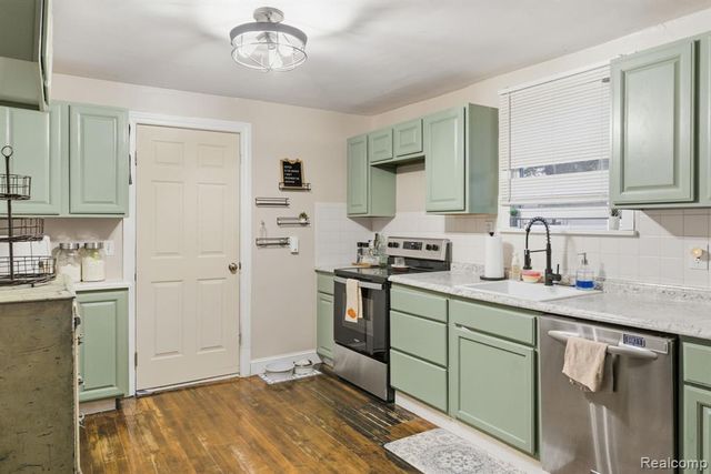 22646 Stephens Street, Saint Clair Shores, MI 48080