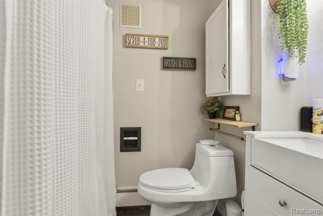 22646 Stephens Street, Saint Clair Shores, MI 48080